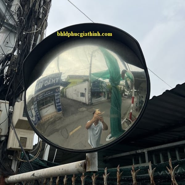 Gương cầu lồi giao thông bằng nhựa D60cm có mái che màu đen