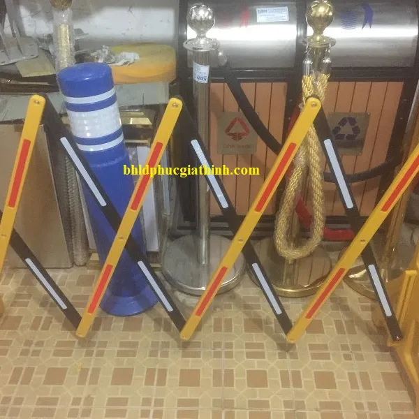 Hàng rào chắn bằng nhựa di động xếp gọn có phản quang