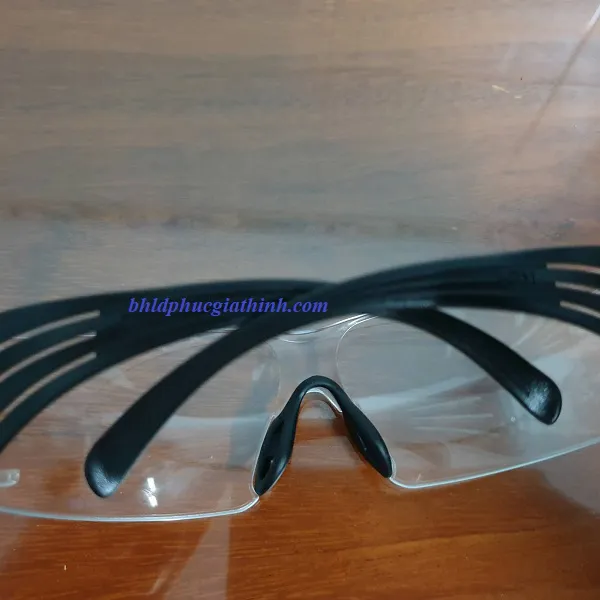 Kính bảo hộ không đọng sương 3M SF301AF chống bụi và chống tia UV xuất xứ Đài Loan