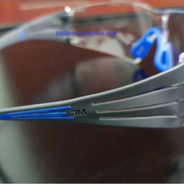 Kính bảo hộ chống trầy xước và chống đọng sương mù 3M SF401SGAF-BLU xuất xứ Đài Loan