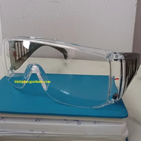 Kính bảo hộ chống hoá chất Bollé BL110 Pháp dùng chung được với kính cận