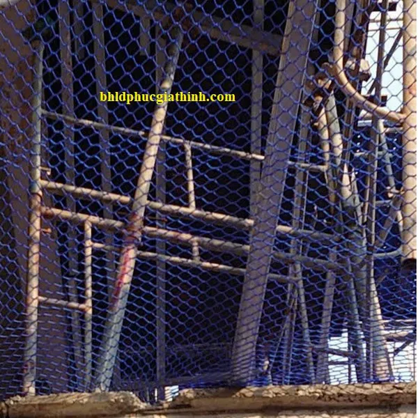 Lưới xây dựng mắt lưới 3cmx3cm chất liệu Polypropylene dùng để che chắn trong công trình