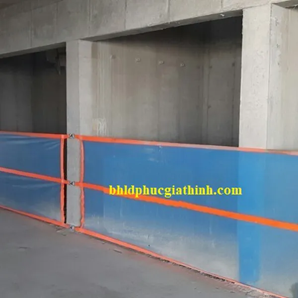 Lưới PVC chắn lan can công trình, chắn cửa thang máy cắt theo kích thước yêu cầu