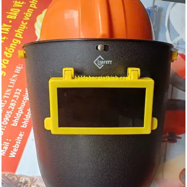 Mặt nạ hàn gọng lò xo Usafety sử dụng kết hợp với nón bảo hộ