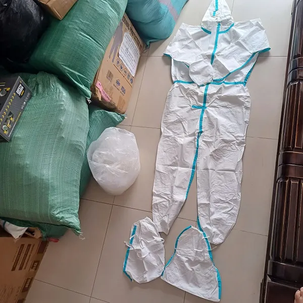 Bộ quần áo y tế phòng dịch dùng 1 lần chất liệu vải không dệt chống thấm có lớp phủ PE