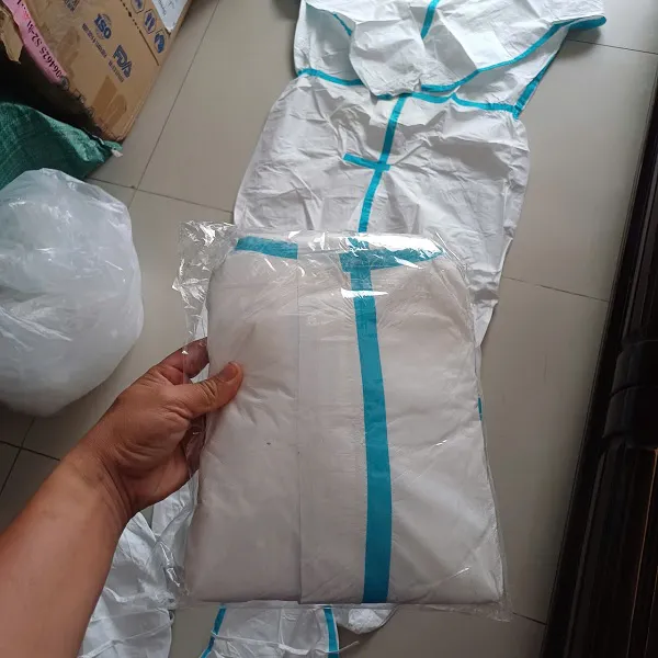 Bộ quần áo y tế phòng dịch dùng 1 lần chất liệu vải không dệt chống thấm có lớp phủ PE