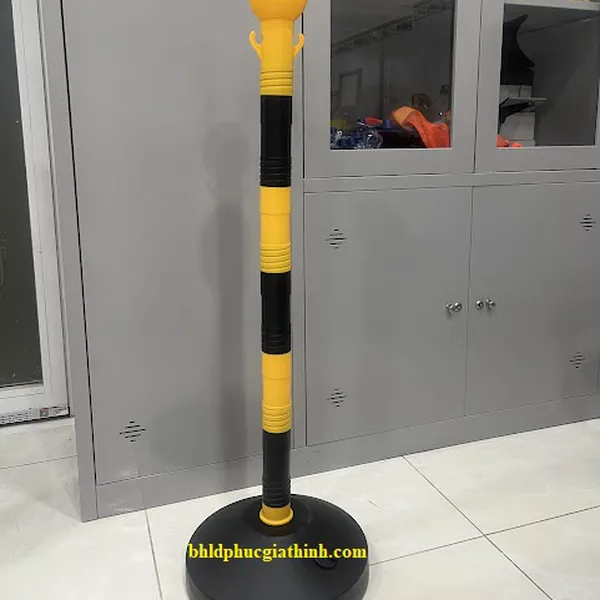 Trụ phân làn có móc xích bằng nhựa màu vàng đen kích thước 1000mm x 320mm