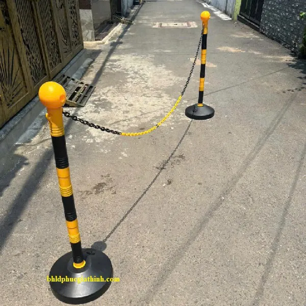 Trụ phân làn có móc xích bằng nhựa màu vàng đen kích thước 1000mm x 320mm