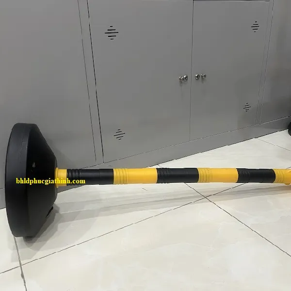 Trụ phân làn có móc xích bằng nhựa màu vàng đen kích thước 1000mm x 320mm