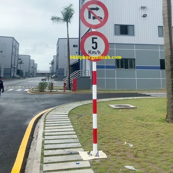 Trụ thép mạ kẽm gắn biển báo giao thông với các độ dày 1.5mm - 2mm - 3mm và kích thước 2m - 3m - 4m theo yêu cầu