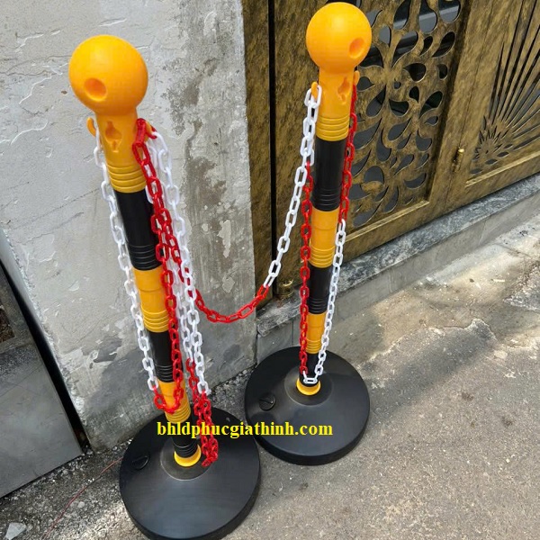 Trụ phân làn có móc xích bằng nhựa màu vàng đen kích thước 1000mm x 320mm