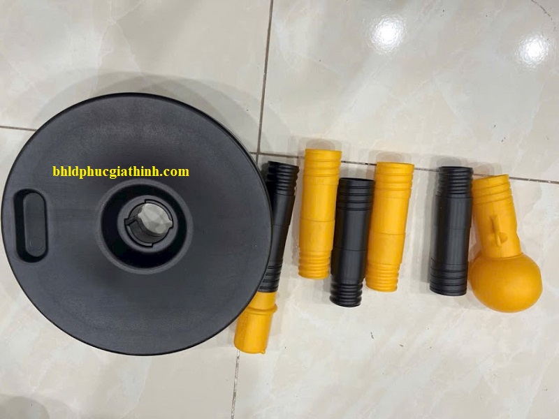 Trụ phân làn có móc xích bằng nhựa màu vàng đen kích thước 1000mm x 320mm