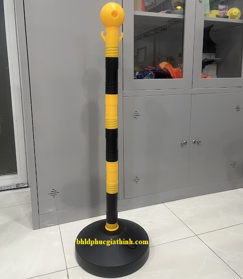 Trụ phân làn có móc xích bằng nhựa màu vàng đen kích thước 1000mm x 320mm