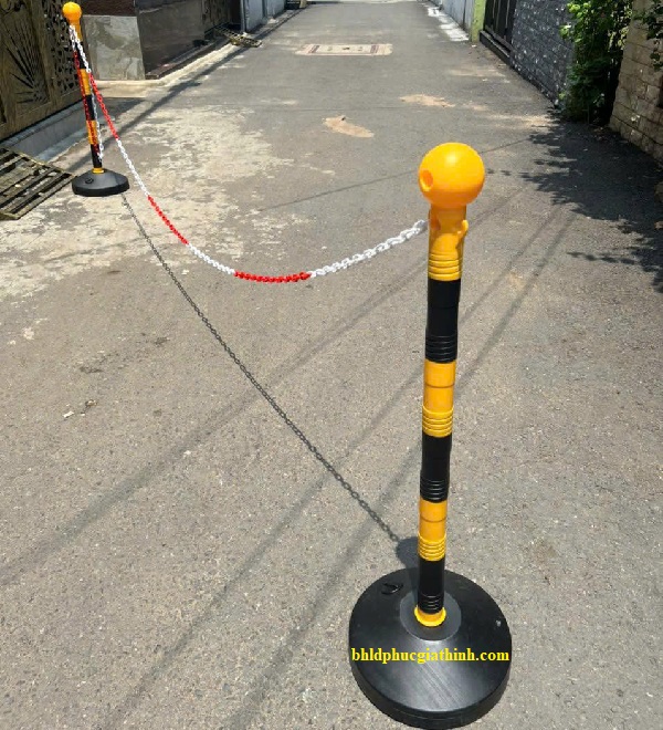 Trụ phân làn có móc xích bằng nhựa màu vàng đen kích thước 1000mm x 320mm