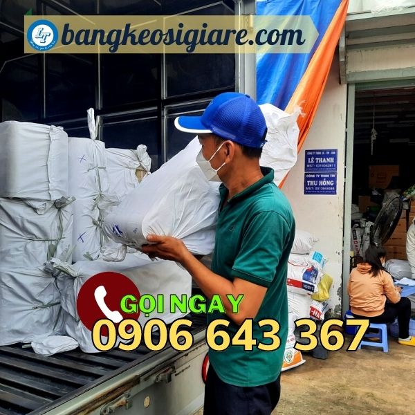 lên hàng xe tải giao khách xe công ty giao hàng