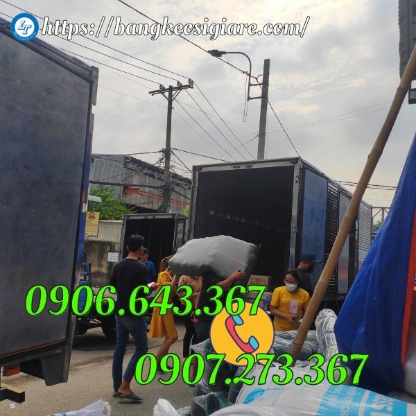 lên hàng giao khách bằng xe tải hàng lên xe giao khách