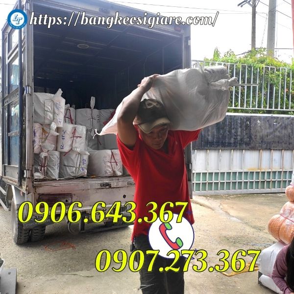 hàng về kho của công ty lên hàng băng keo