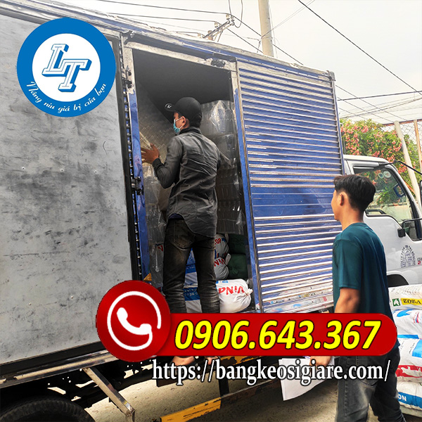 Chuẩn bị hàng giao cho khách bằng xe tải Lây hàng giao cho khách