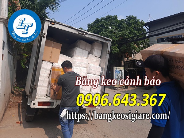 Đưa hàng lên xe giao cho khách Giao hàng tại kho