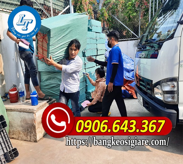 Lên hàng chuẩn bị giao cho khách Lên hàng giao cho khách