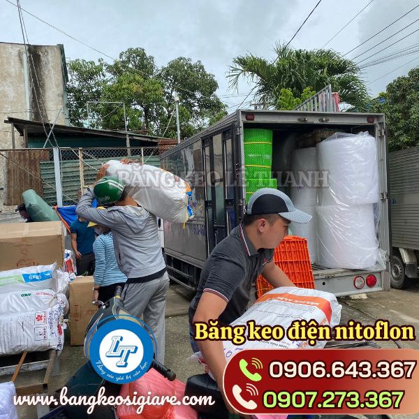 Lên hàng băng keo tại kho xưởng công ty Lên hàng băng keo tại kho xưởng công ty