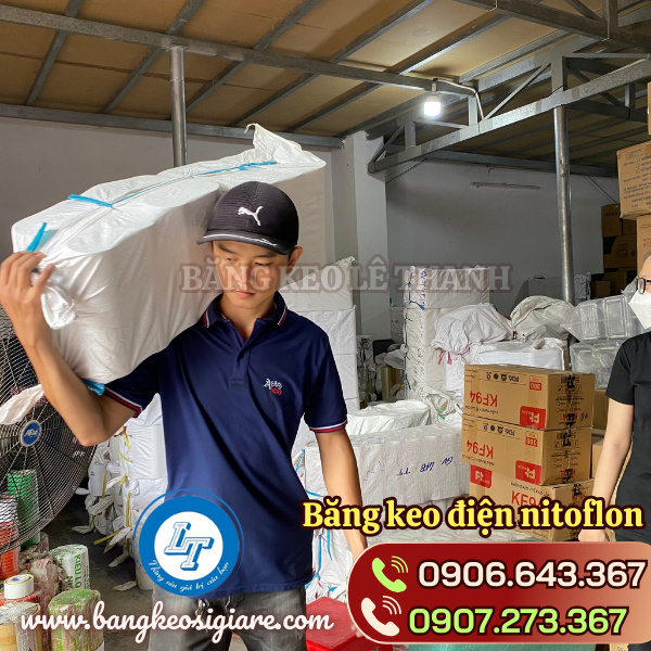 Lên hàng băng keo tại kho xưởng công ty Lên hàng băng keo tại kho xưởng công ty