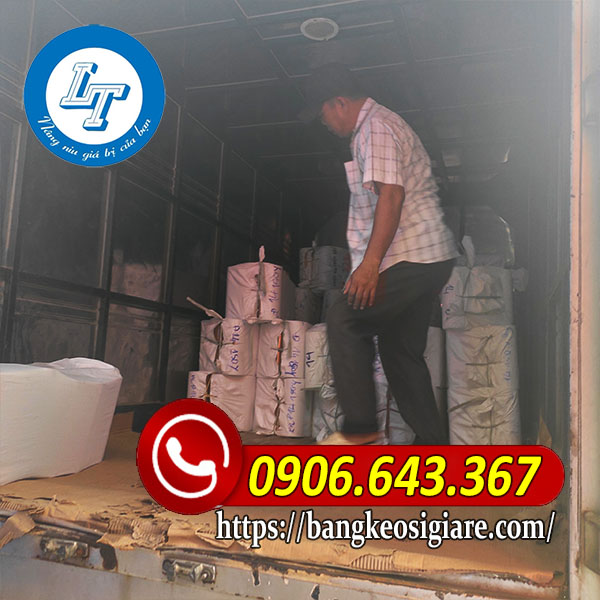 Xe tải giao hàng tại công ty xưởng băng keo