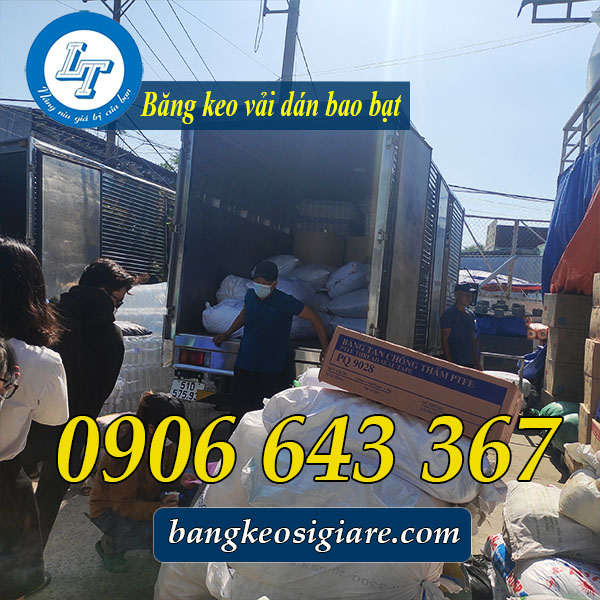 chuẩn bị hàng lên xe tải giao cho khách địa chỉ băng keo vải xám