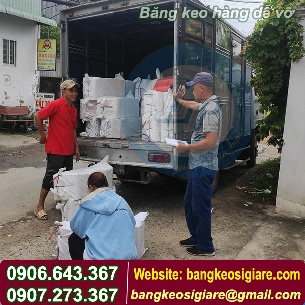 ĐẶT IN BĂNG KEO HÀNG DỄ VỠ THÔNG DỤNG GIÁ RẺ giao hàng băng keo cho khách