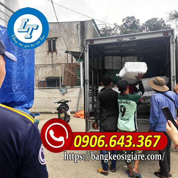 Chuẩn bị hàng để giao cho khách công ty Lê Thanh