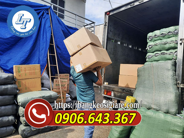 Băng keo giấy giá rẻ nên mua chuẩn bị giao hàng cho khách