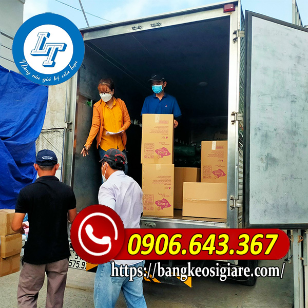 Xưởng băng keo hàng dễ vỡ giá rẻ chuẩn bị hàng lên xe tại kho công ty