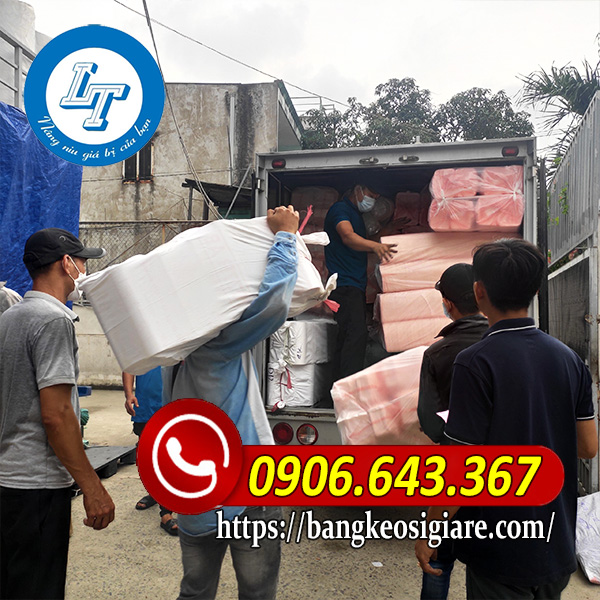 lên hàng xe tải giao cho khách lên hàng giao hàng cho khách