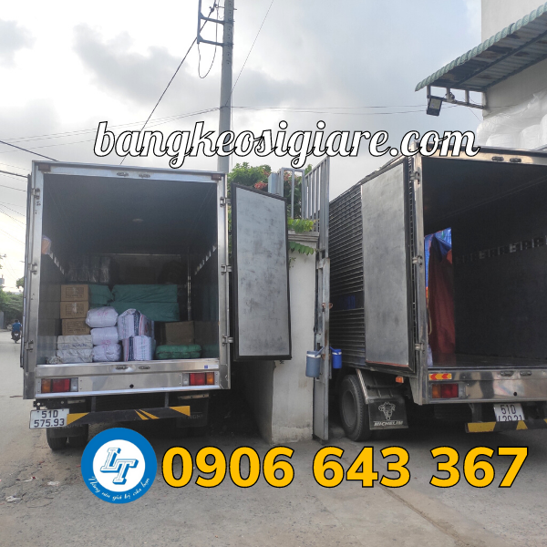 xe tải giao hàng của công ty đến khách hàng xe giao hàng của công ty đến khách hàng