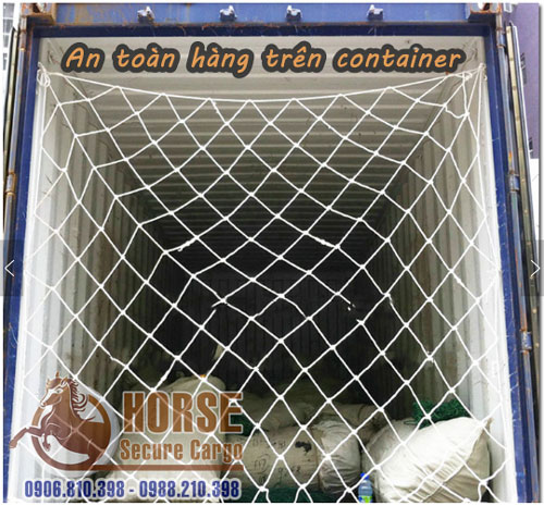 Hàng hóa được đảm bảo trên thùng với lưới chắn cont Hàng hóa được đảm bảo trên thùng với lưới chắn cont