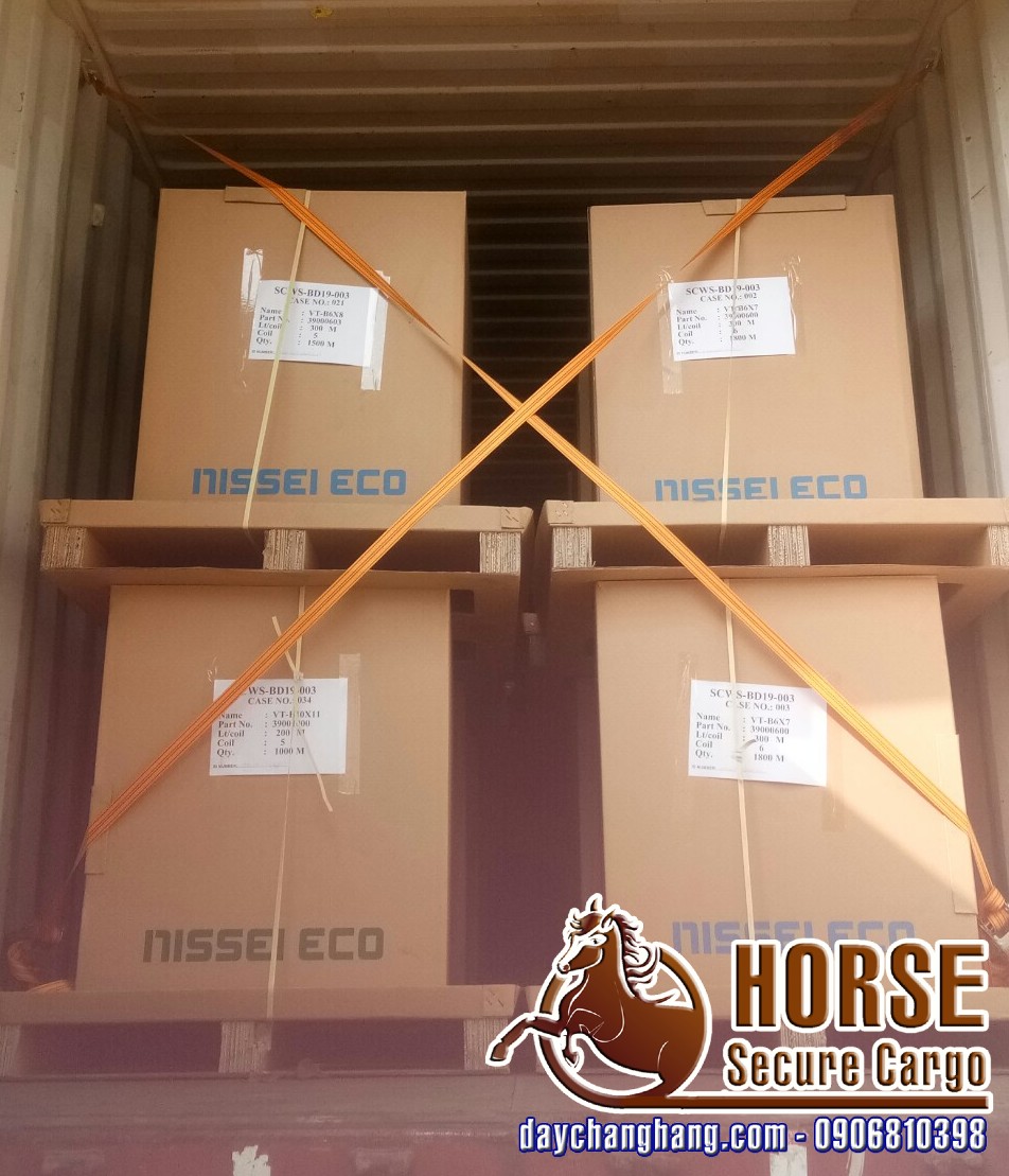 Sử dụng dây chằng tăng đơ cố định hàng hóa trước cửa container Sử dụng dây chằng tăng đơ cố định hàng hóa trước cửa container