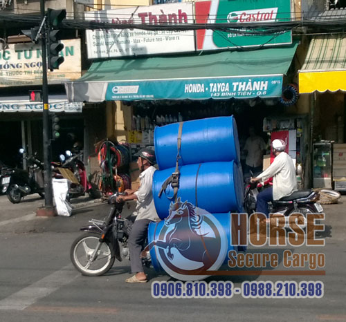 Sử dụng dây chằng tăng đơ không móc để vận chuyển các thùng phi Sử dụng dây chằng tăng đơ không móc để vận chuyển các thùng phi