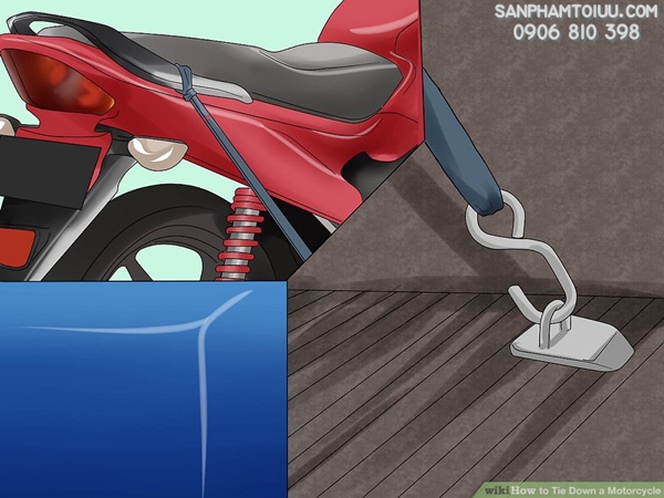 Các chằng buộc một chiếc xe máy trên xe bán tải với sự hỗ trợ của dây chằng hàng có tăng đơ, dây cảo vải tăng đơ.