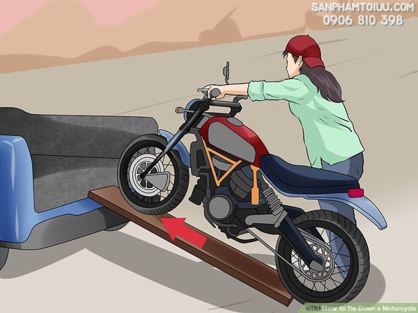 Các chằng buộc một chiếc xe máy trên xe bán tải với sự hỗ trợ của dây chằng hàng có tăng đơ, dây cảo vải tăng đơ.
