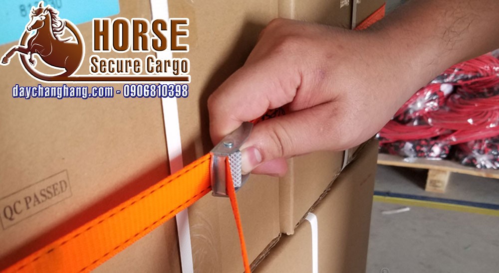 Thay thế màng PE quấn pallet bằng dây chằng khoá cam Thay thế màng PE quấn pallet bằng dây chằng khoá cam