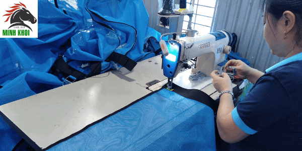 công nhân giàu kinh nghiệm trong việc sản xuất lưới quấn pallet horse công nhân giàu kinh nghiệm trong việc sản xuất lưới quấn pallet horse