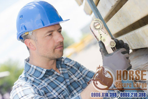 Sử dụng dây chằng hàng có tăng đơ vận chuyển hàng hóa chuyên nghiệp Sử dụng dây chằng hàng có tăng đơ vận chuyển hàng hóa chuyên nghiệp