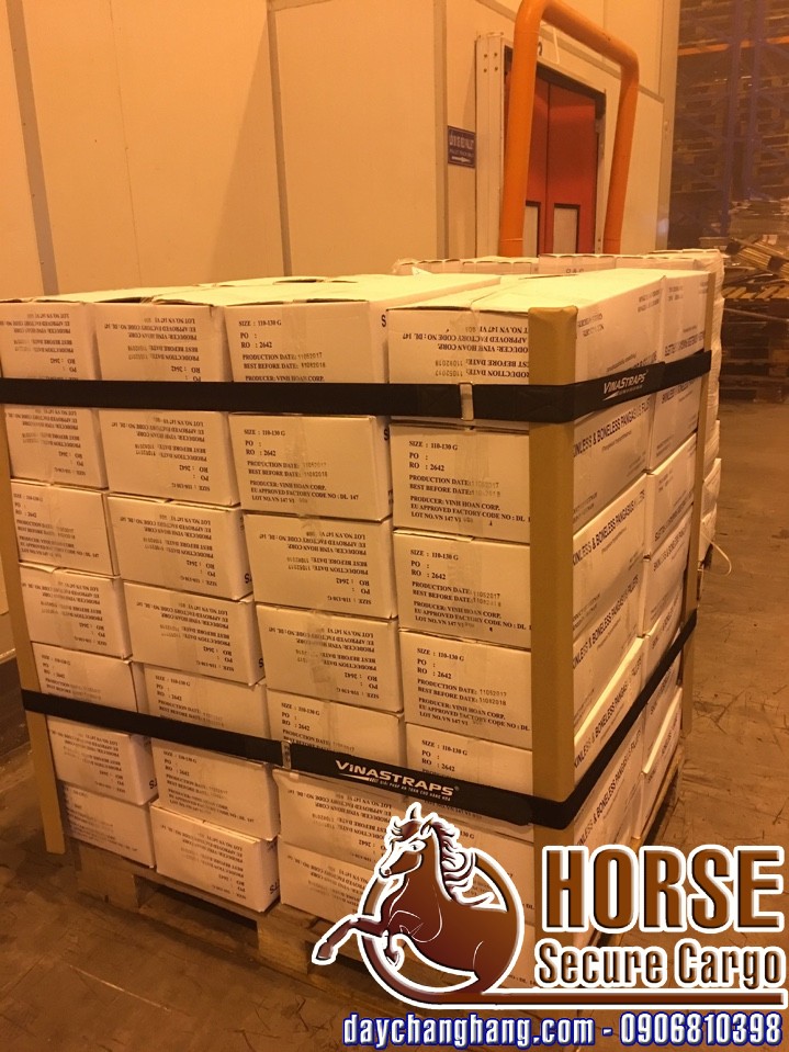 Sử dụng dây chằng hàng velcro trên pallet Sử dụng dây chằng hàng velcro trên pallet