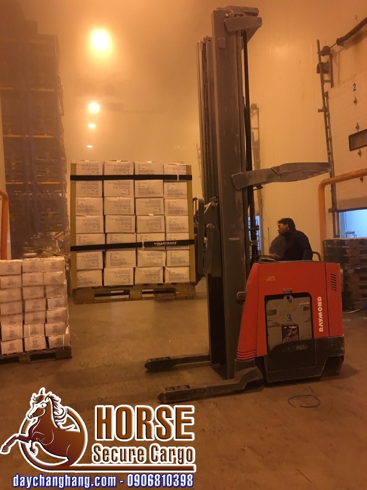 Sử dụng dây chằng hàng velcro trên pallet đảm bảo an toàn khi vận chuyển Sử dụng dây chằng hàng velcro trên pallet đảm bảo an toàn khi vận chuyển