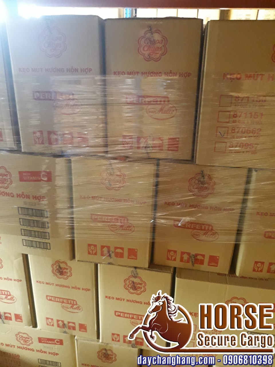 Màng PE quấn thùng hàng trên pallet Màng PE quấn thùng hàng trên pallet