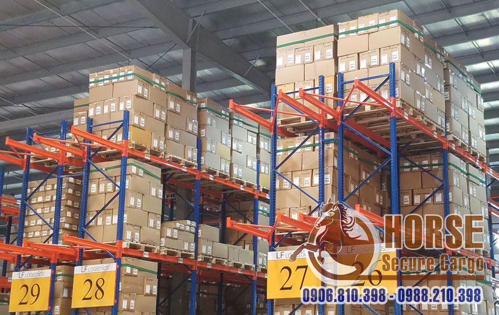 Kho hàng thân thiện với môi trường sử dụng dây thun ràng hàng trên pallet tái sử dụng Kho hàng thân thiện với môi trường sử dụng dây thun ràng hàng trên pallet tái sử dụng