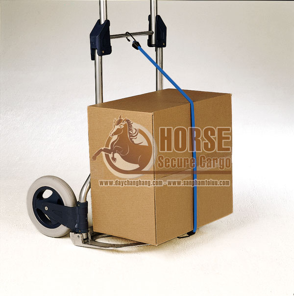 Sử dụng dây thun chằng hàng buộc đồ trên xe máy rất nhanh chóng Sử dụng dây thun chằng hàng buộc đồ trên xe máy rất nhanh chóng