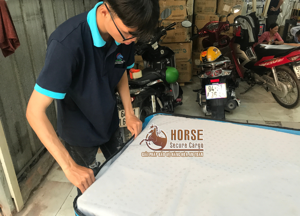 hình ảnh thực tế lưới quấn pallet 1m được trang bị vải trùm hình ảnh thực tế lưới quấn pallet 1m được trang bị vải trùm