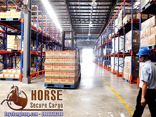 Sử dụng màng PE quấn hàng trên pallet trong kho công ty thực phẩm Nam Dương Sử dụng màng PE quấn hàng trên pallet trong kho công ty thực phẩm Nam Dương