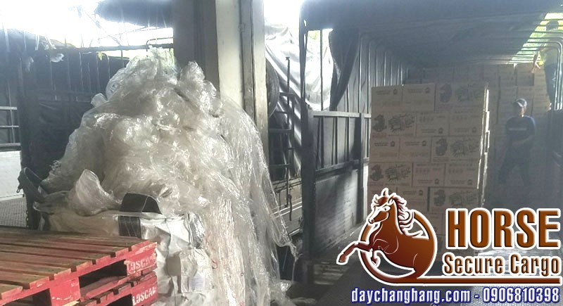 màng PE bị bỏ lãng phí khi xuất hàng ra khỏi kho màng PE bị bỏ lãng phí khi xuất hàng ra khỏi kho